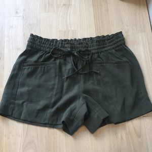 🎉Host Pick🎉 Loft Olive Shorts - new with tags